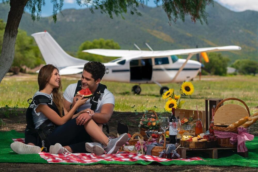 Salto en paracaídas y picnic en Cadereyta de Montes. Foto: Cortesía Experiencias Románticas Querétaro
