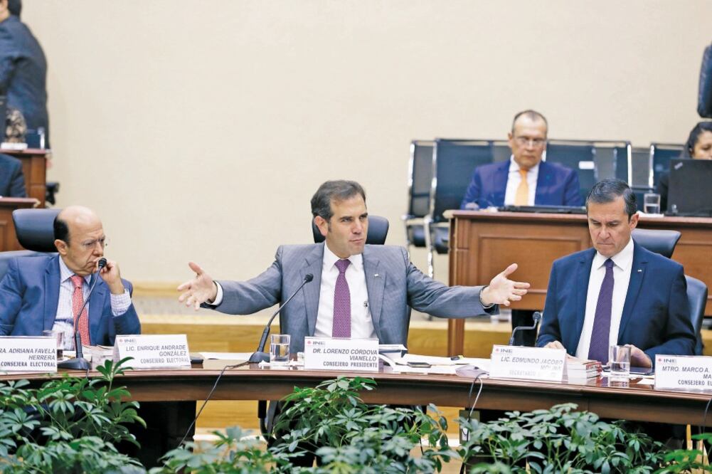 El consejero presidente del INE, Lorenzo Córdova (centro), anunció que el organismo promoverá “en breve” y no después de 2018 el debate sobre dinero y política, y cómo dar “racionalidad al financiamiento”. FOTO: LUIS CORTÉS. EL UNIVERSAL