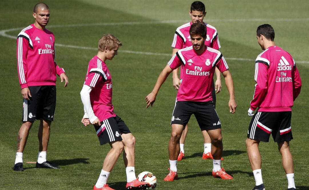 Los jugadores del Real Madrid durante un entrenamiento