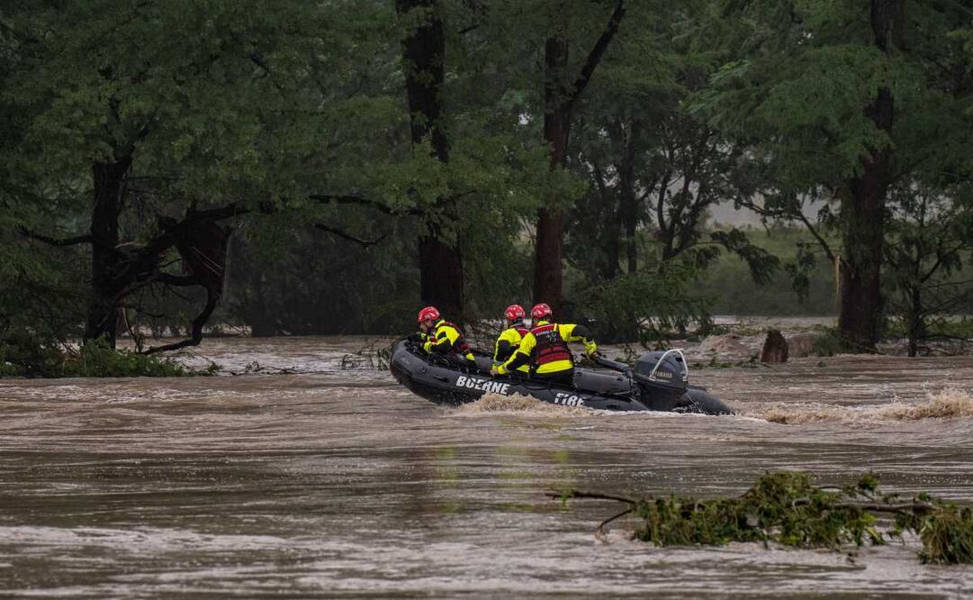 Equipos de búsqueda y rescate navegan en el Río Guadalupe. (04/07/25) Foto: AFP