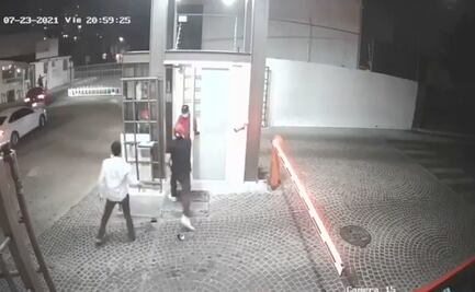Captan en video como jóvenes golpean a un adulto mayor en Querétaro