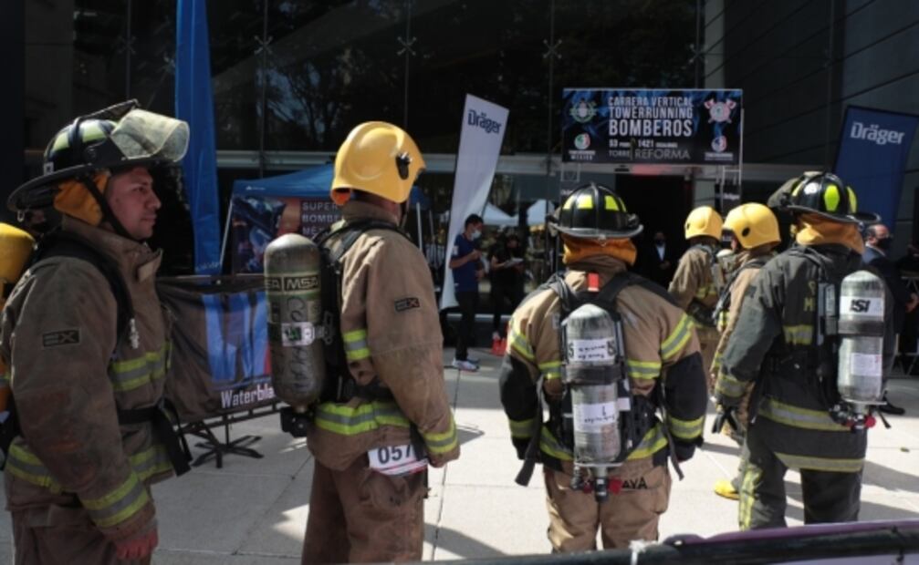 "En sus marcas, ¿listos?..." bomberos corren la Torre Reforma en carrera vertical