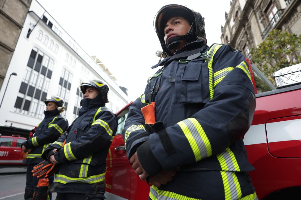 El sujeto permanecía a una altura de entre 15 y 20 metros y por más esfuerzos para persuadirlo de que bajara, el hombre permanecía con la misma actitud de querer lanzarse. Foto: Ilustrativa-EL UNIVERSAL