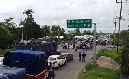 Maestros bloquean carreteras de Tabasco