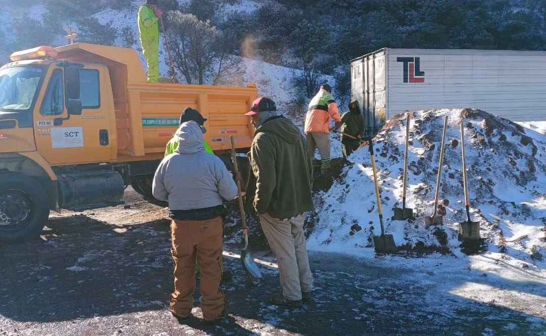 Reabren tránsito vehicular en carretera Sonora-Chihuahua tras cierre por intensa nevada.
Foto: Especial.
