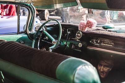 El motivo de por qué no debes poner adornos en el tablero de tu auto