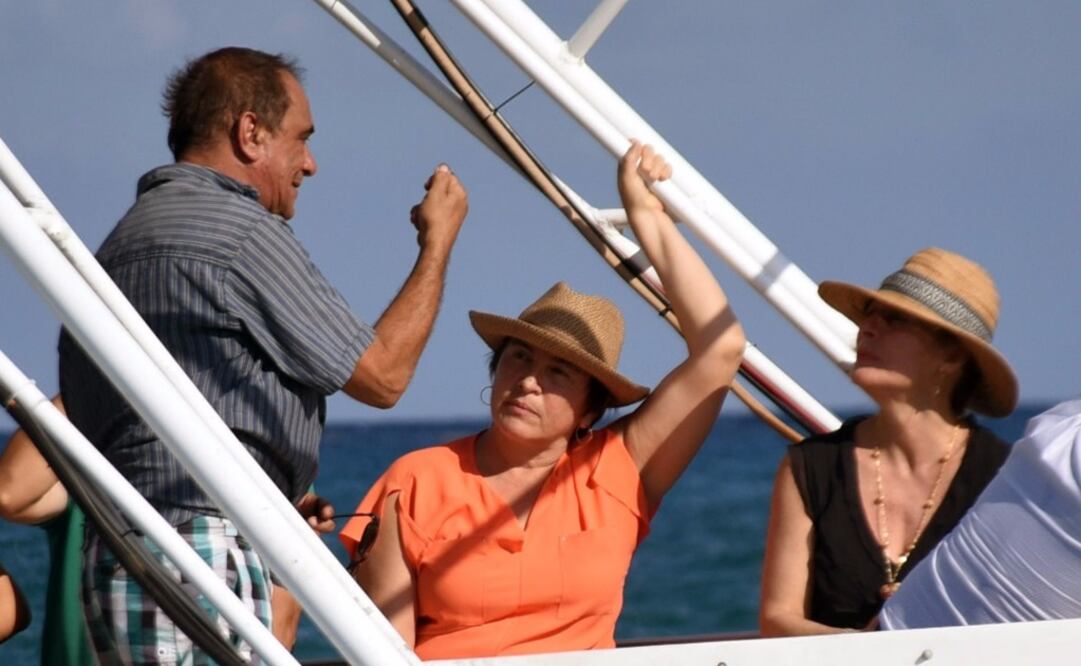 Clouthier recorrió en una embarcación los márgenes del litoral costero para conocer las condiciones de las playas. Foto: Cortesía del Ayuntamiento de Solidaridad