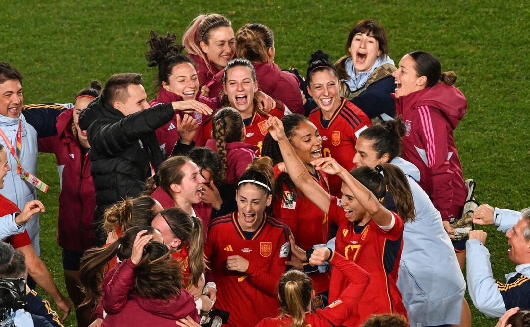 Selección Femenil de España celebrando su pase a la final - Foto: AFP