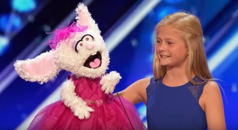 Niña y su marioneta conquistan show