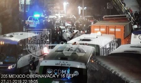Manifestantes bloquean carretera federal México-Cuernavaca