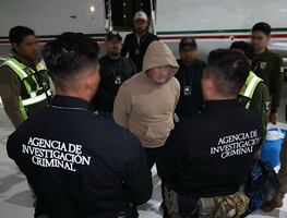 FOTOS: Hernán Bermúdez llega sin agujetas y vestido de color caqui para ser detenido en México