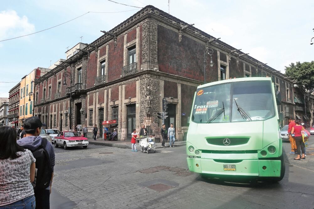 Javier Zubiate, delegado del ramal Zócalo-La Villa (ruta 18), asegura que los operadores del transporte público han tenido pérdidas de hasta 40% en su ingreso (JUAN CARLOS REYES. EL UNIVERSAL)