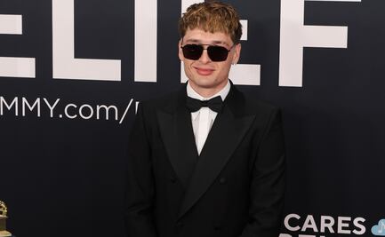 Peso Pluma sorprende en los Premios Grammy 2025 con un look elegante y sofisticado