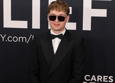 Peso Pluma sorprende en los Premios Grammy 2025 con un look elegante y sofisticado