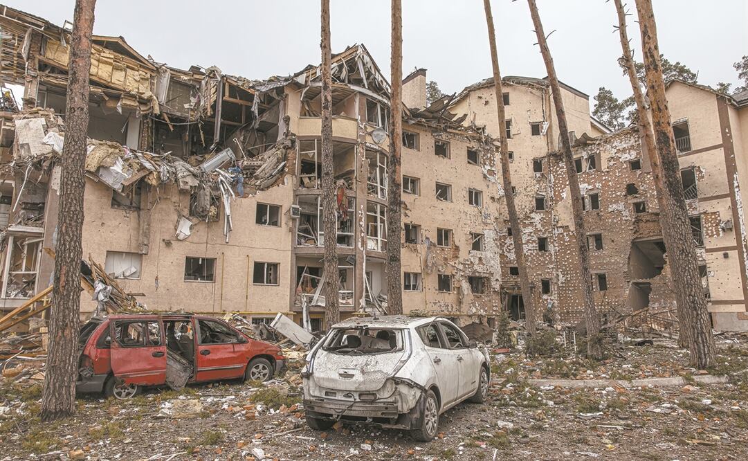 Un vecindario de la ciudad de Irpin, en la provincia de Kiev, quedó destruido tras un intenso bombardeo ruso. Foto: Roman Pilipey. EFE