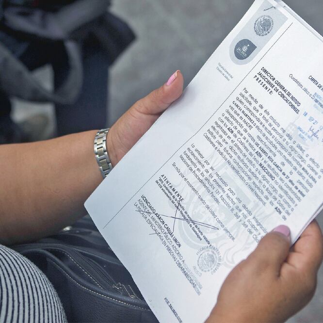 Familiares que buscan a sus desaparecidos hacen largas filas en el Instituto Jalisciense de Ciencias Forenses para que les tomen muestras de ADN y esperar durante horas para recibir el resultado. FOTO: CARLOS ZEPEDA. EL UNIVERSAL