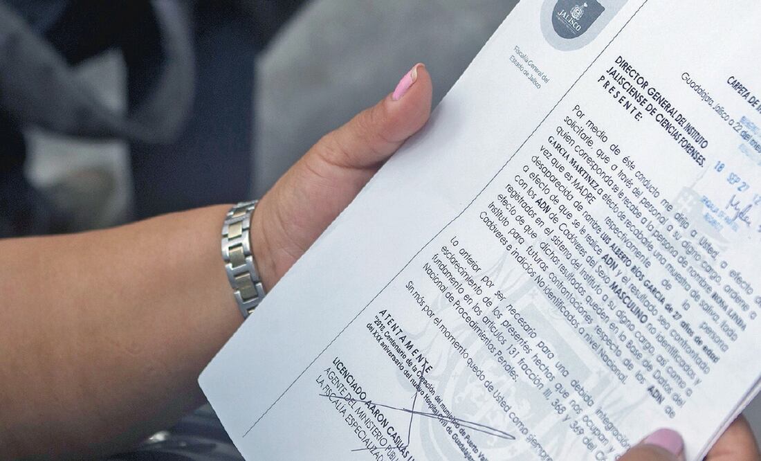 Familiares que buscan a sus desaparecidos hacen largas filas en el Instituto Jalisciense de Ciencias Forenses para que les tomen muestras de ADN y esperar durante horas para recibir el resultado. FOTO: CARLOS ZEPEDA. EL UNIVERSAL