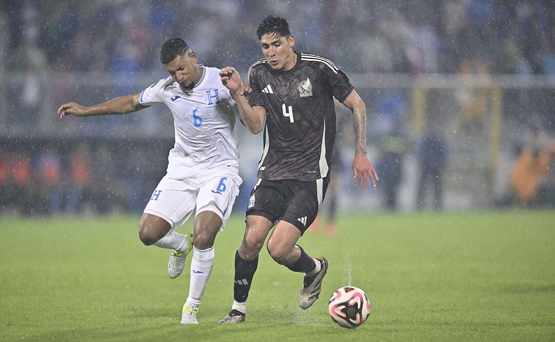 Bryan Acosta y Edson Álvarez peleando por el balón durante la Nations League - Foto: Imago7