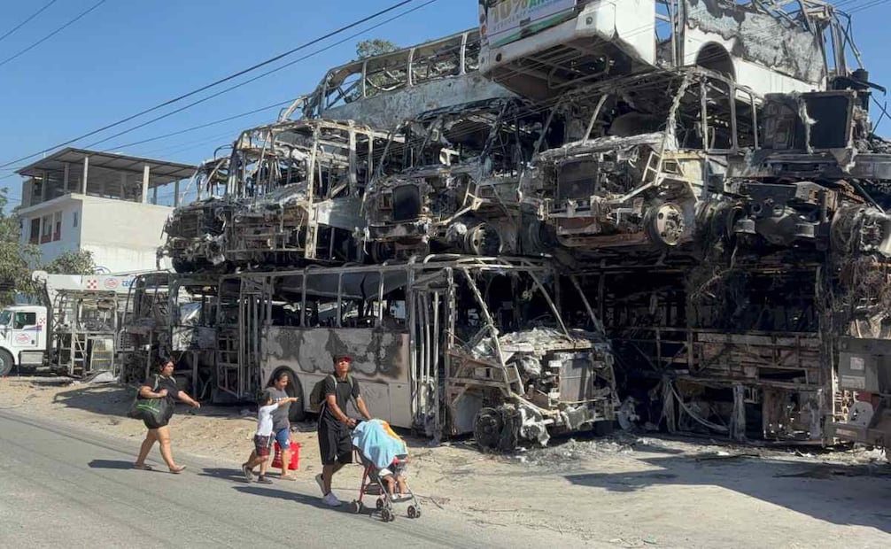 Una torre de más de 15 camiones del transporte público permanece calcinada en el depósito vehicular ubicado en la colonia Las Juntas, en Puerto Vallarta, Jalisco. (01/03/26). Foto: Juan Carlos Williams/ EL UNIVERSAL