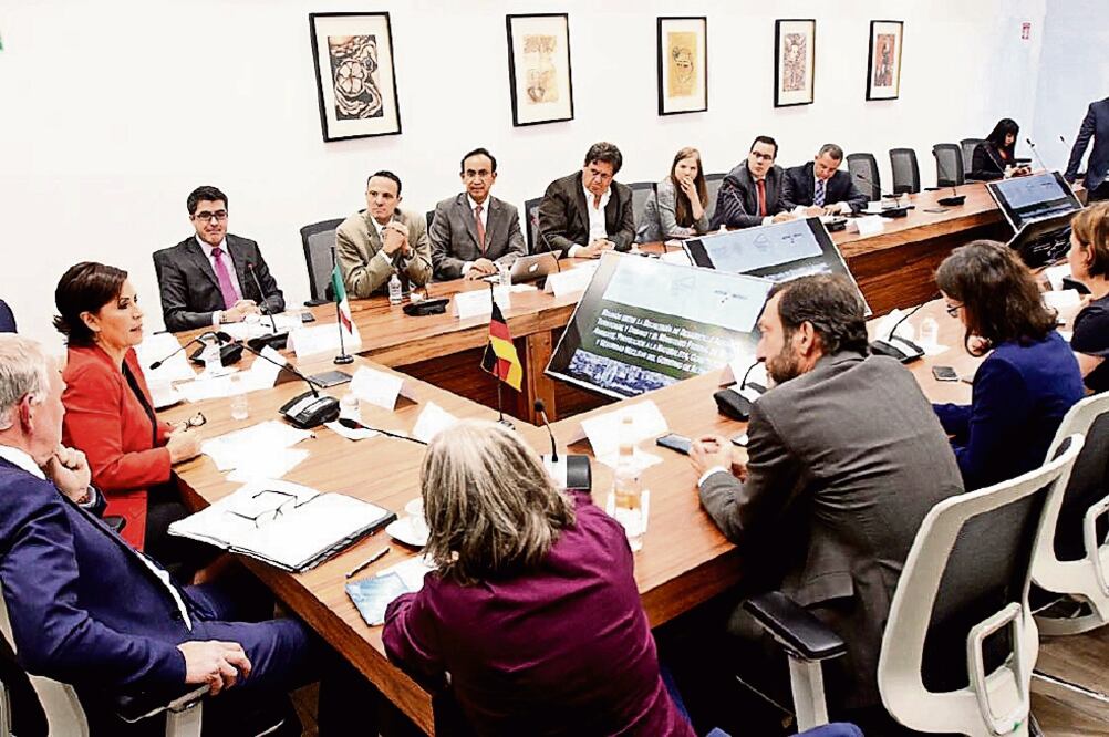 La titular de la Sedatu, Rosario Robles (de saco rojo), con el representante de Medio Ambiente alemán, Jochen Flasbarth, y otros funcionarios de esa nación (ESPECIAL)