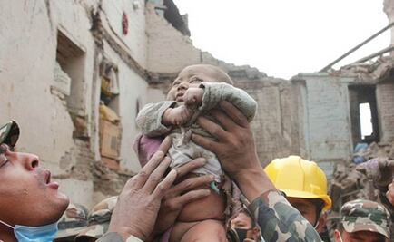 Salvan a bebé de entre escombros de edificio en Nepal