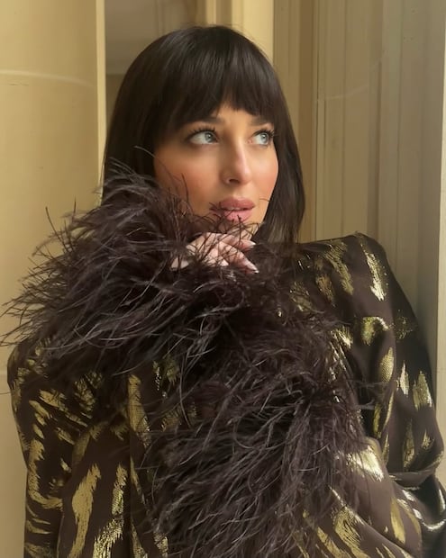 Dakota Jhonson con su característico fleco de cortina. Foto: Instagram @georgieeisdellmakeup