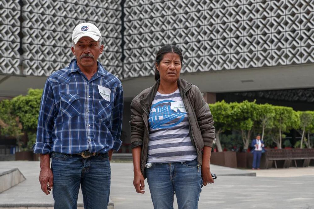 Floriberto Jesús Fuentes Trejo y Alicia Martínez Uribe, padres del joven fallecido. (DIEGO SIMÓN. EL UNIVERSAL)