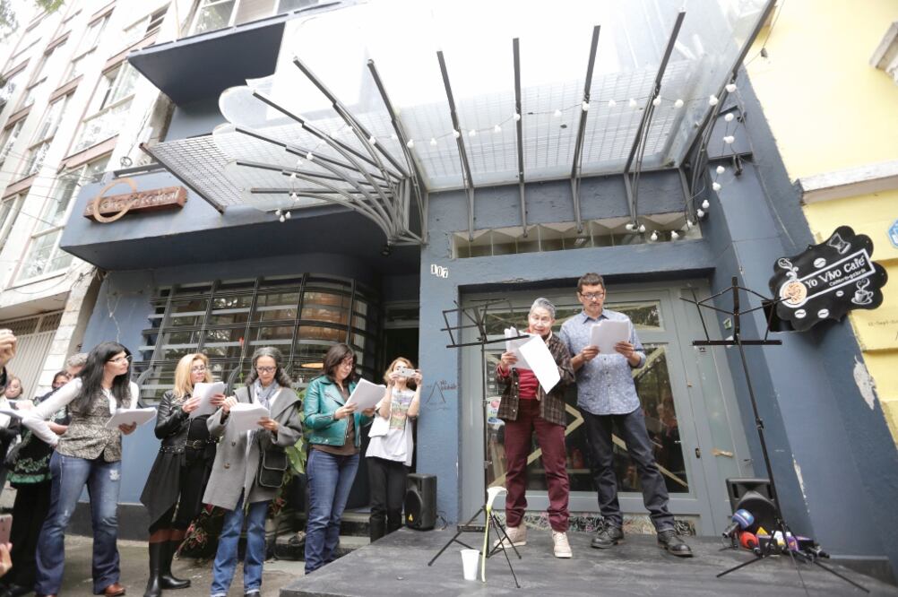 Los artistas se dieron cita a las afueras del inmueble para hacer lectura del texto “Cantanta inconclusa”. (IVAN STEPHENS. EL UNIVERSAL)