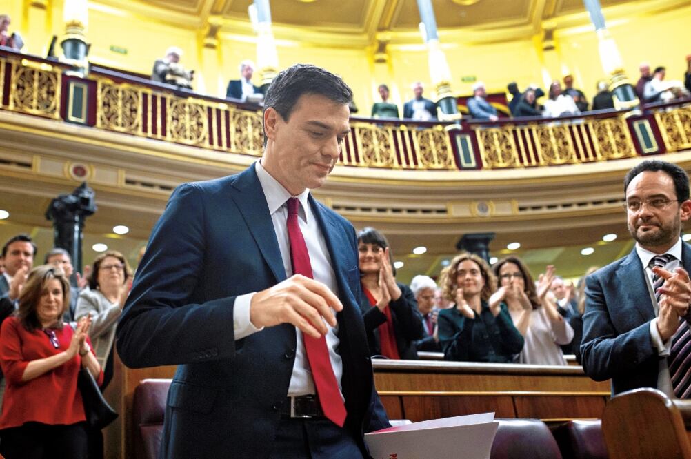 Pedro Sánchez, líder socialista, al dejar ayer el Congreso, en Madrid, tras la segunda votación de investidura, en la que no obtuvo el apoyo suficiente para ser nombrado presidente (FRANCISCO SECO. AP)