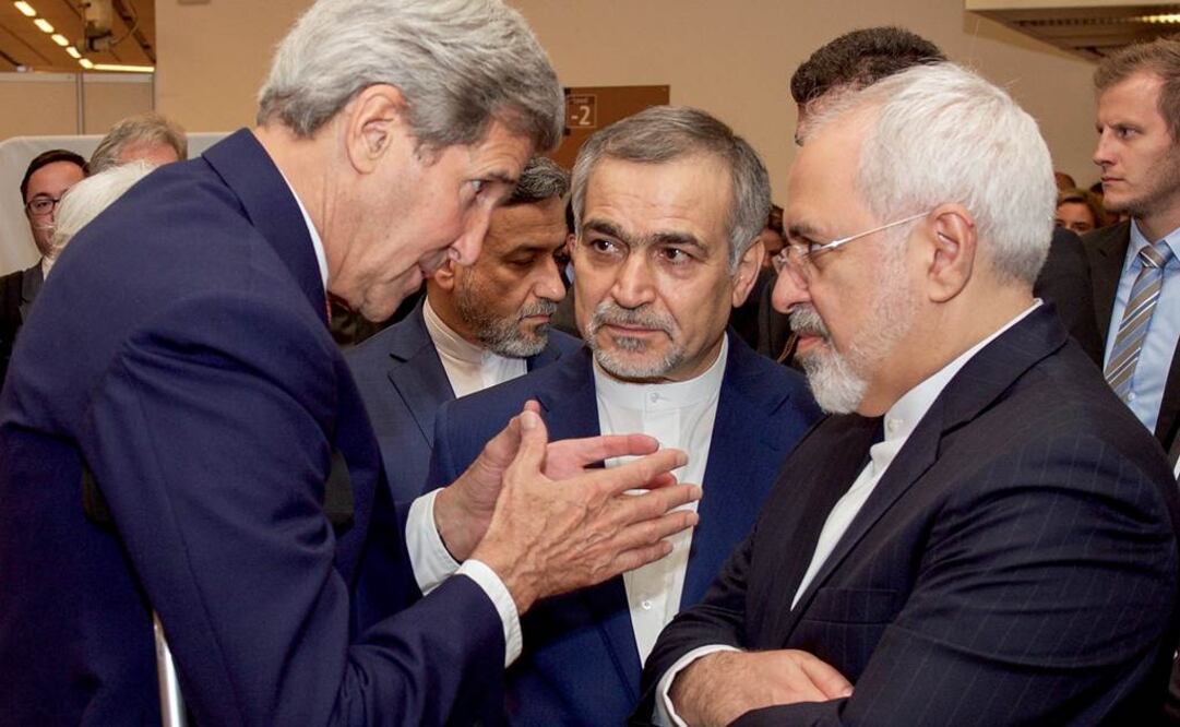 El secretario de Estado estadounidense, John Kerry (izq.); Hossein Fereydoun (centro), hermano del presidente de Irán, Hassan Rouhani, y el ministro de Relaciones Exteriores iraní, Javad Zarif (der.) (Foto: Reuters)
