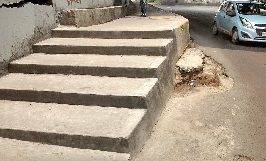 Entre las obras de mantenimiento realizadas por personal del STC Metro se colocó una escalera para facilitar el descenso de los pasajeros de los autobuses que usan constantemente este paso (EDUARDO HERNÁNDEZ. EL UNIVERSAL)