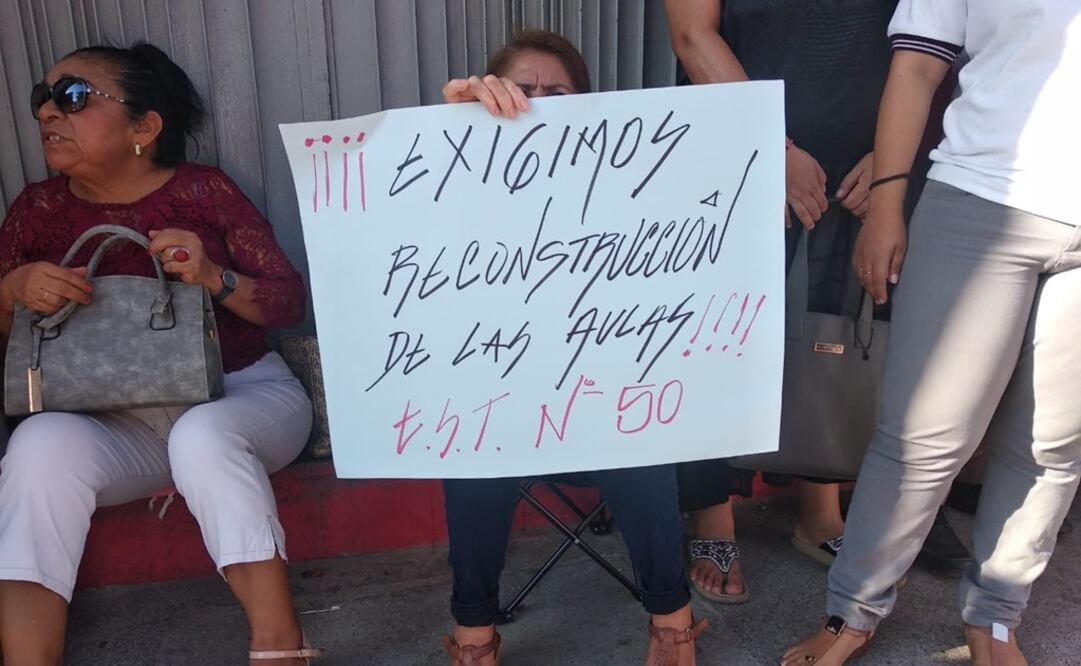 Alumnos, padres de familia y trabajadores de la Secundaria Técnica 50 suspendieron clases protestaron por las obras inconclusas en su institución. Foto: Especial