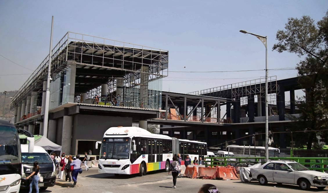 La estación del Mexibus en La Raza ya se encuentra lista, igual que el puente peatonal que ya es utilizado por los usuarios del Metrobús. Ya no hay obras ni trabajadores, según constató EL UNIVERSAL. Foto: Carlos Mejía | El Universal