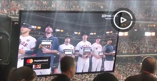 Los 40 mil asistentes y los jugadores de Dodgers y Astros demostraron su apoyo mostrando carteles con nombres de sobrevivientes de esta enfermedad