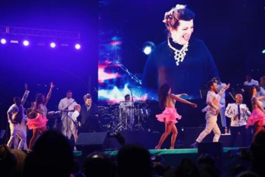 Reciben capitalinos 2019 a ritmo de Margarita "La diosa de la cumbia"