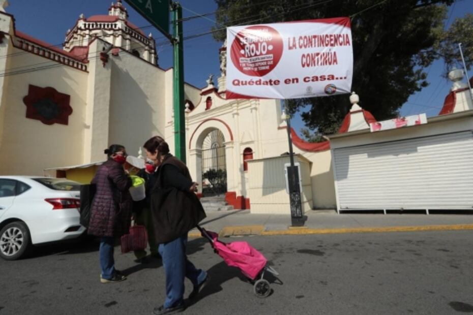 Con mantas sobre el semáforo rojo en Toluca, piden a vecinos no salir