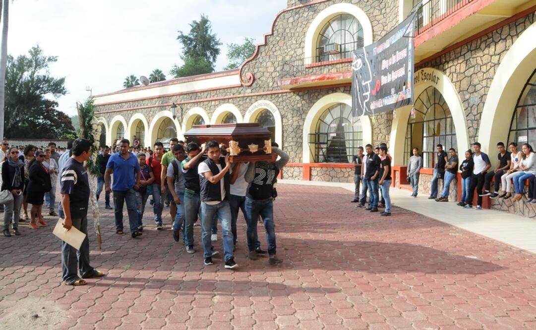 Homenaje a los dos estudiantes asesinados de la Normal Rural de Ayotzinapa (Foto: Dassaev Téllez Adame)