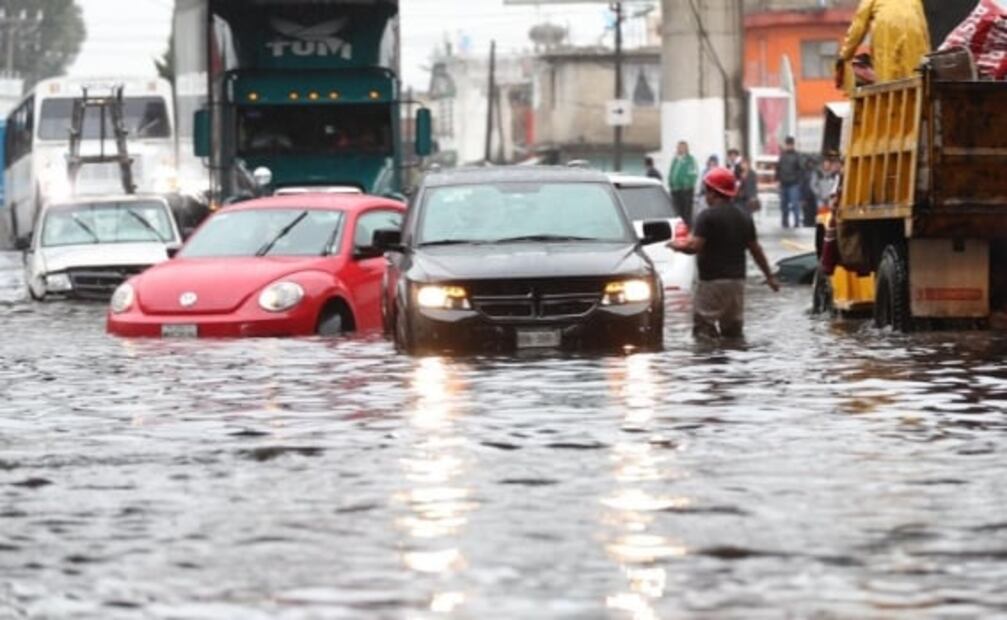 Lluvias anegan principales vialidades de Toluca