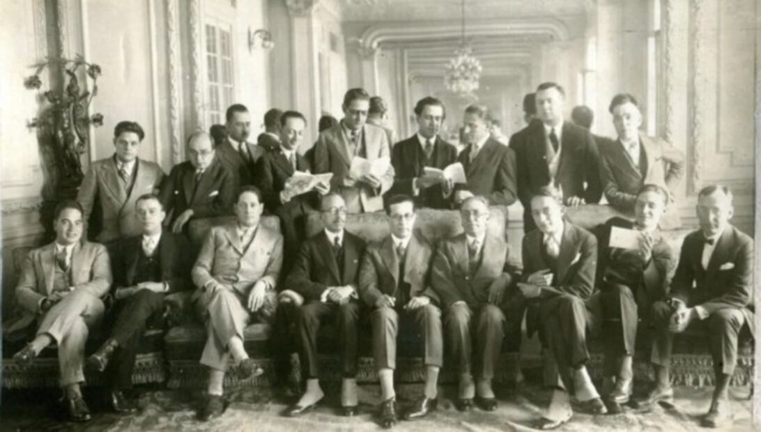 En la foto de 1927 aparecen algunos integrantes de Los contemporáneos. De izquierda a derecha, sentados: Eduardo Villaseñor, José Rubén Romero, Mariano Silva y Aveces, Bernardo Gastelum, Enrique González Mrtínez, Xavier Villaurrutia, Gilberto Owen y Julio Torri; de pie: Bernardo Ortiz de Montellano, Julio Jiménez Rueda, no identificado, Enrique González Rojo, Salvador Novo, Jaime Torres Bodet, Jorge Zalamea, no identificado, no dientificado. Crédito: Secretaría de Cultura