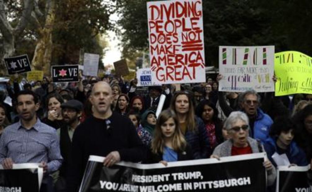 Entre protesta, Trump llega a sinagoga de Pittsburgh tras tiroteo