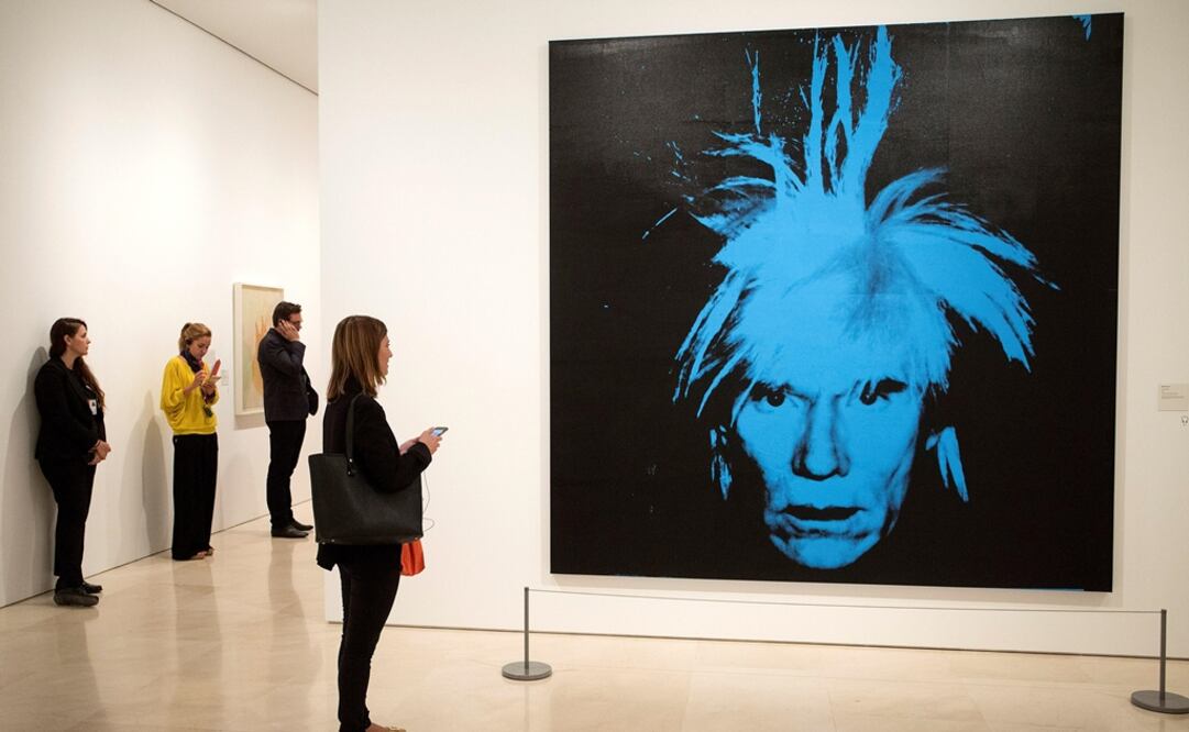 Fotografía de archivo de una persona mirando la obra “Self-portrait” durante la presentación de la exposición “Warhol. El arte mecánico” en el Museo Picasso Málaga. Foto: EFE/Daniel Pérez, Archivo