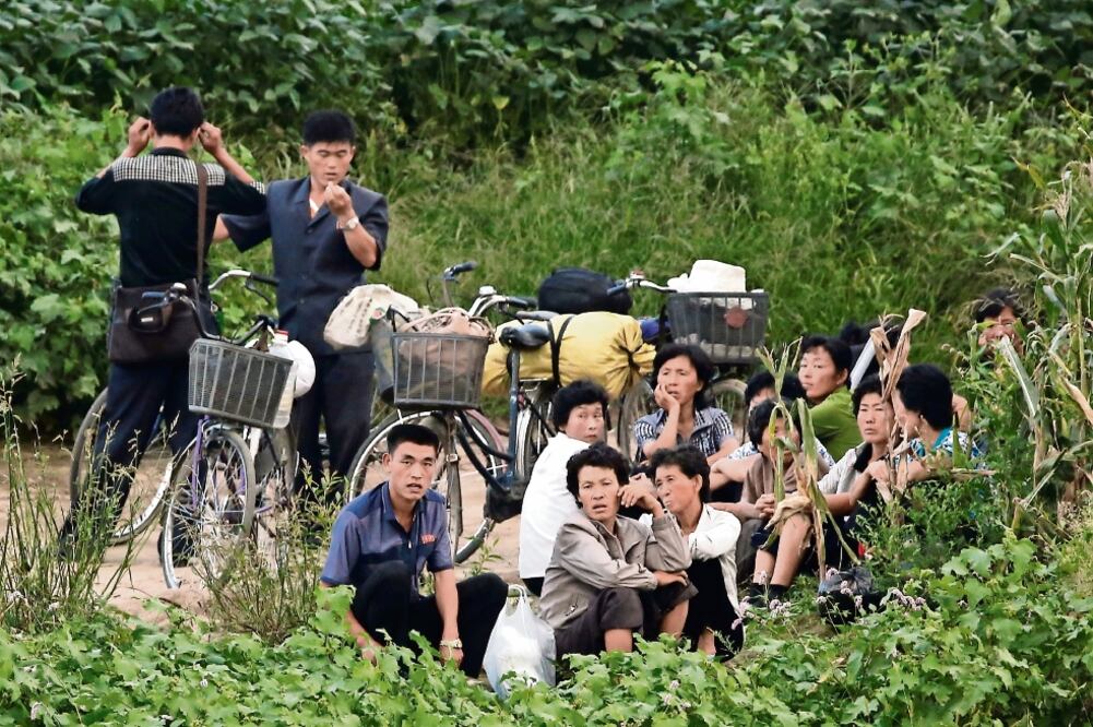 Norcoreanos esperan por un bote a la orilla del río Yalu, cerca de la villa de Sinuiju. La semana pasada el gobierno de Pyongyang realizó un ensayo nuclear (THOMAS PETER. REUTERS)