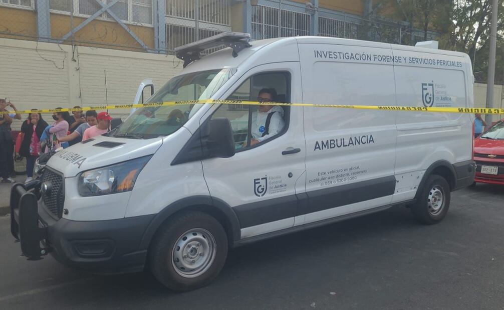 Hombre pierde la vida tras impactarse con la barda perimetral de una escuela primaria en la alcaldía Iztapalapa.
Foto: Especial.