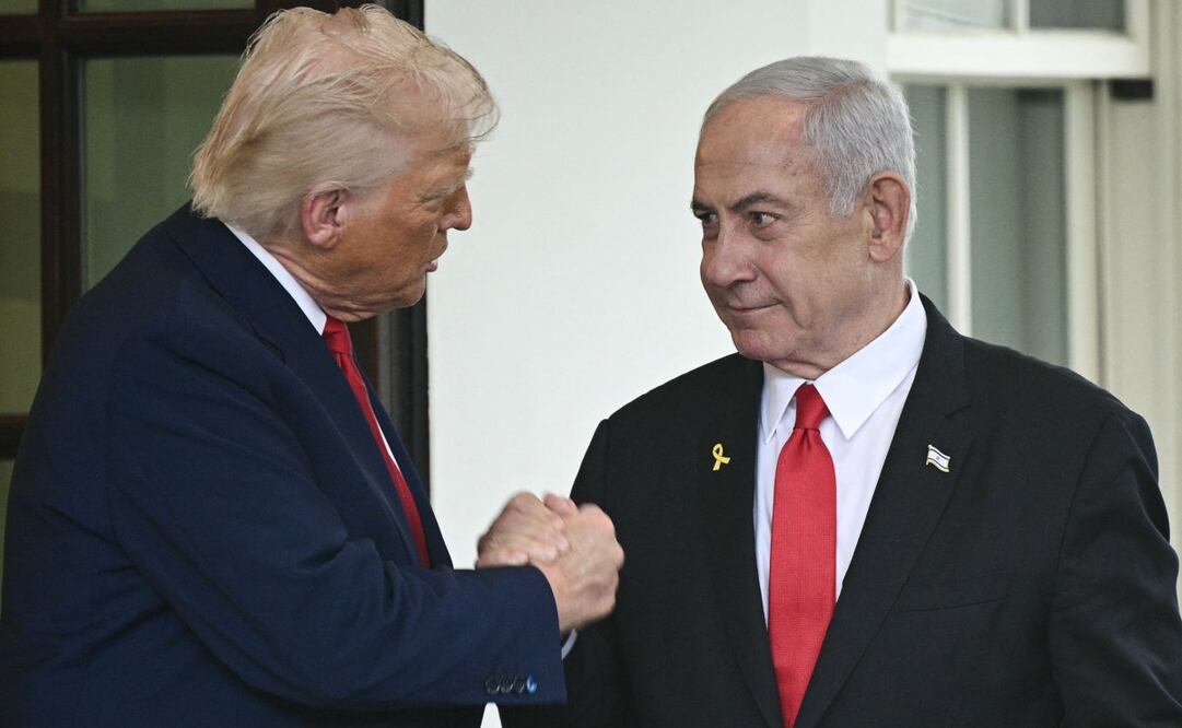 El presidente de Estados Unidos, Donald Trump, estrecha la mano del primer ministro israelí, Benjamin Netanyahu, al salir de la Casa Blanca en Washington, D.C., el 7 de abril de 2025. El 22 de abril, Trump afirmó haber hablado con Netanyahu y añadió que ambos líderes coincidían en temas como el comercio e Irán. "Acabo de hablar con el primer ministro de Israel", declaró Trump en redes sociales. "La llamada fue muy bien; coincidimos en todos los temas". Foto: AFP