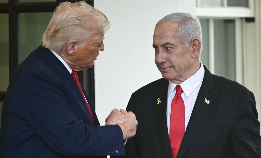 El presidente de Estados Unidos, Donald Trump, estrecha la mano del primer ministro israelí, Benjamin Netanyahu, al salir de la Casa Blanca en Washington, D.C., el 7 de abril de 2025. El 22 de abril, Trump afirmó haber hablado con Netanyahu y añadió que ambos líderes coincidían en temas como el comercio e Irán. "Acabo de hablar con el primer ministro de Israel", declaró Trump en redes sociales. "La llamada fue muy bien; coincidimos en todos los temas". Foto: AFP