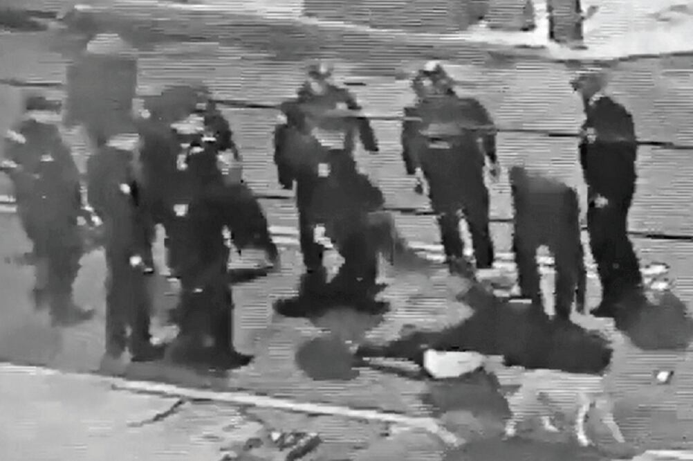 Ocho agentes de la Secretaría de Seguridad Pública capitalina son señalados por atacar a dos reporteros y a la esposa de uno de los comunicadores (TOMADA DE VIDEO)