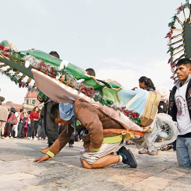 Los fieles entran a La Villa cargando imágenes de la Virgen, otros cumplen “manda s” y llegan de rodillas. (MARIO GUZMÁN. EFE)