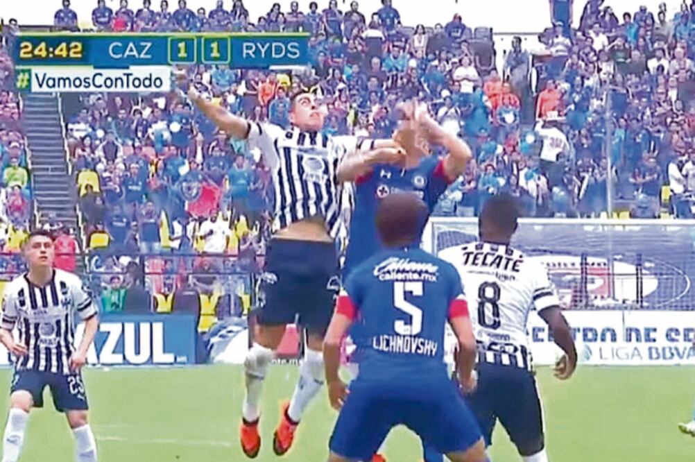 Rogelio Funes Mori, en la jornada 12, fue expulsado por un codazo. (FOTOS: ESPECIAL)