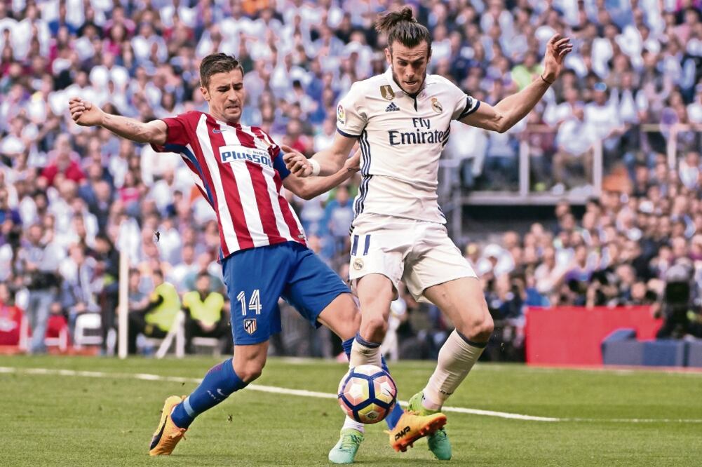 Gabi (izq.) fue un dolor de cabeza para Gareth Bale. (CURTO DE LA TORRE. AFP)