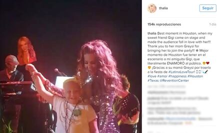 Thalía sube al escenario a una pequeña fan
